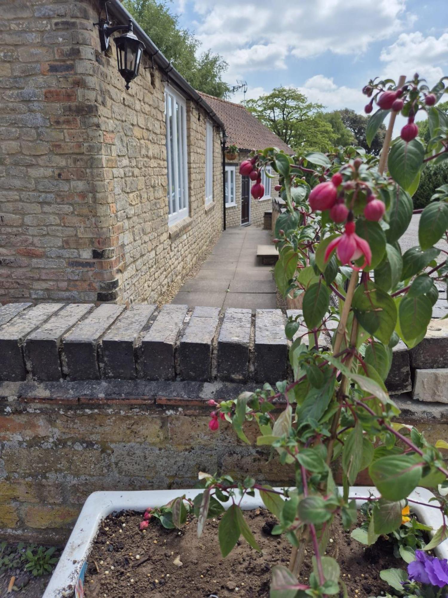 The Ship Inn Oundle Exterior photo